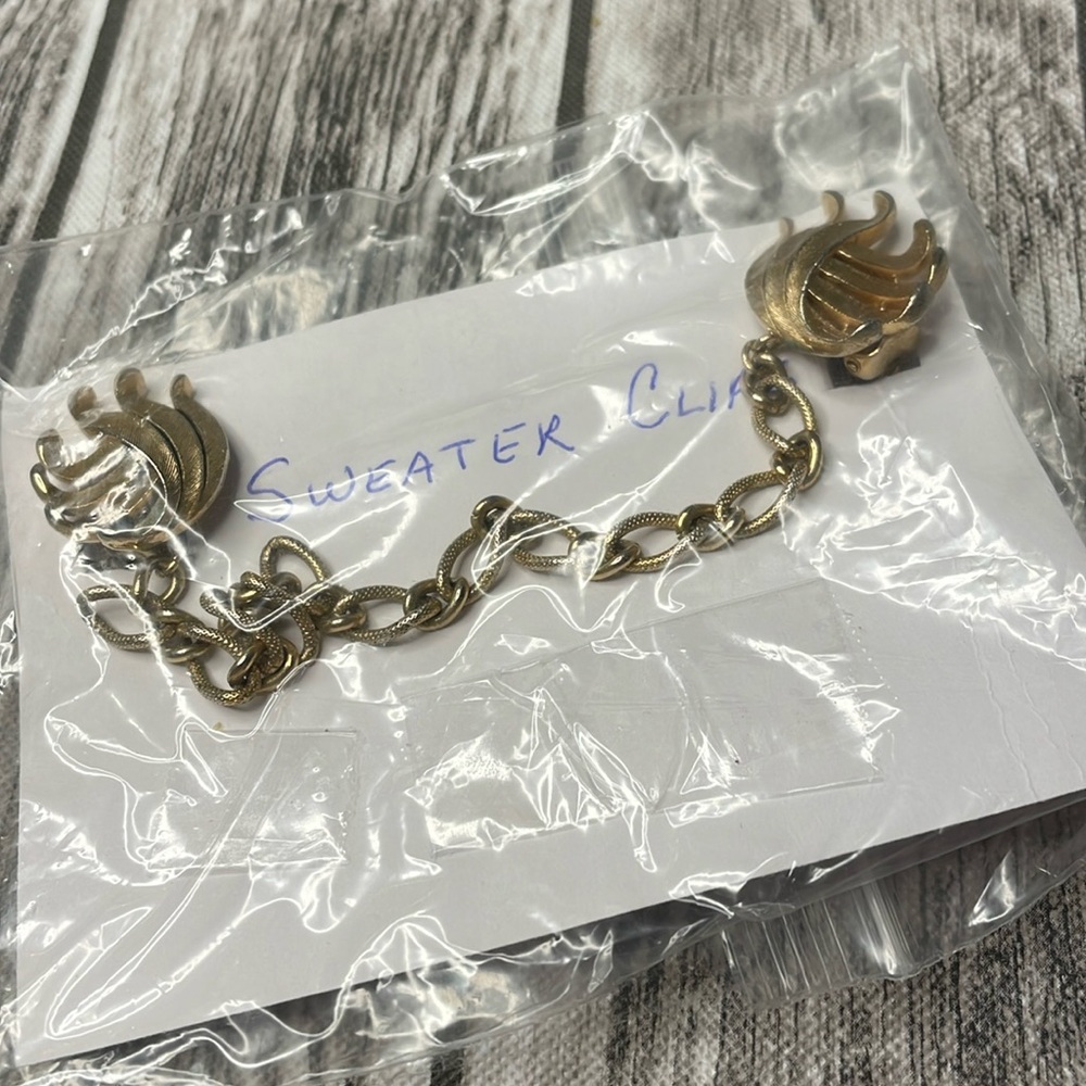 Vintage Crown Trifari Goldtone Swirl Sweater Clip